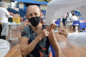 Dona Neusa comemorou a imunização e está ansiosa para tomar a segunda dose. - Álvaro Resende